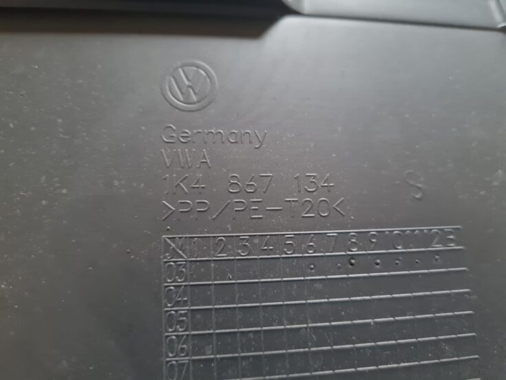Priekšējo labo durvju apdare priekš VW GOLF 5 2004