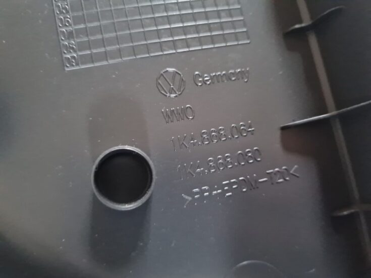 Priekšējo labo durvju apdare priekš VW GOLF 5 2004