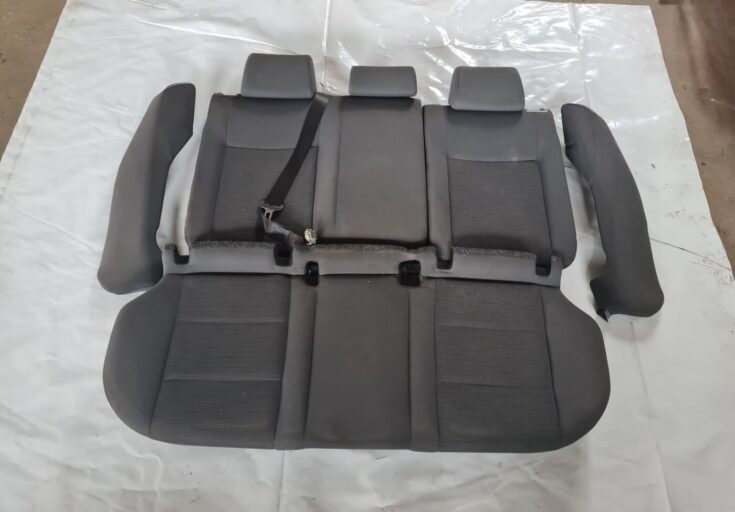 Aizmugurējais sēdeklis priekš VW GOLF 5 2004