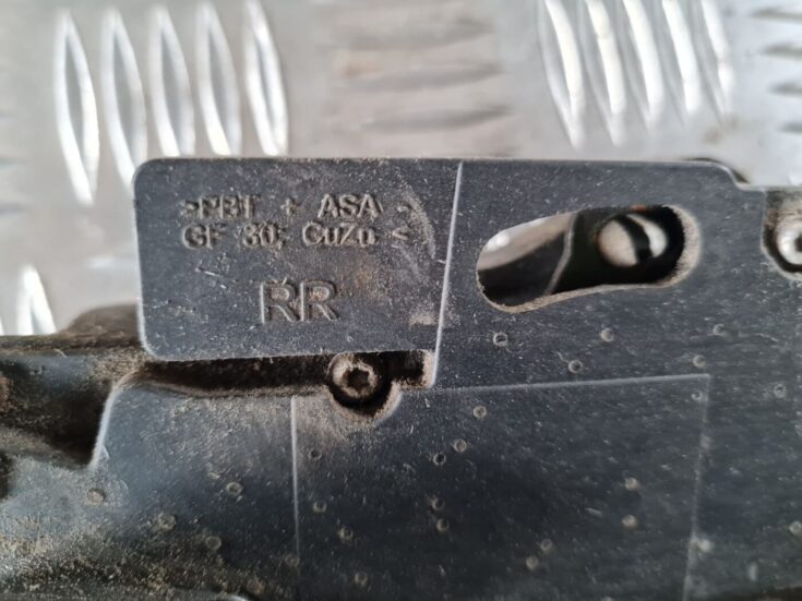 Aizmugurējo labo durvju slēdzene priekš FIAT STILO 2003