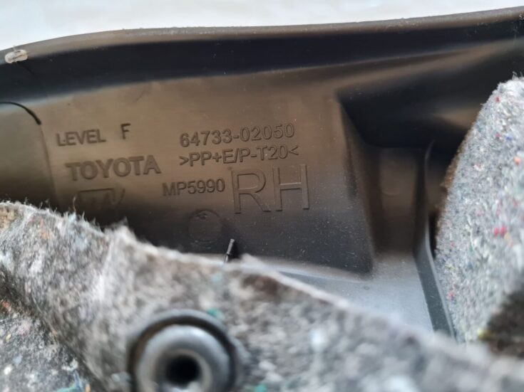 Bagāžnieka nodalījuma sānu apdare priekš TOYOTA AURIS 2007