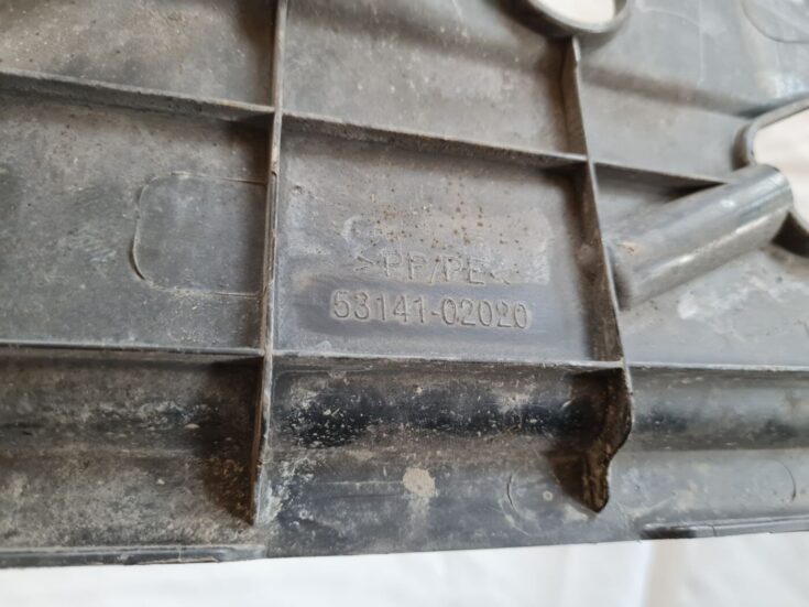 Radiatoru augšēja uzlika priekš TOYOTA AURIS 2007