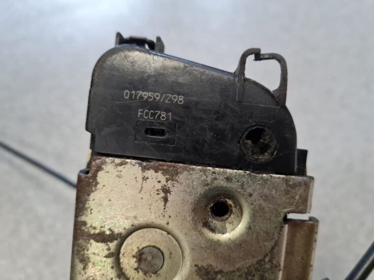 Aizmugurējo labo durvju slēdzene priekš RENAULT MEGANE 2004