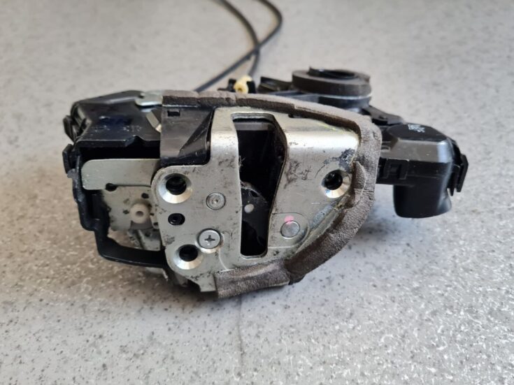 Priekšējo labo durvju slēdzene priekš TOYOTA RAV 4 2006