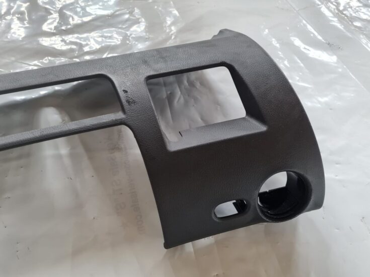Mērinstrumentu paneļa apdare (zem stūres) priekš VW PASSAT 2004 UNIVERSAL GREY