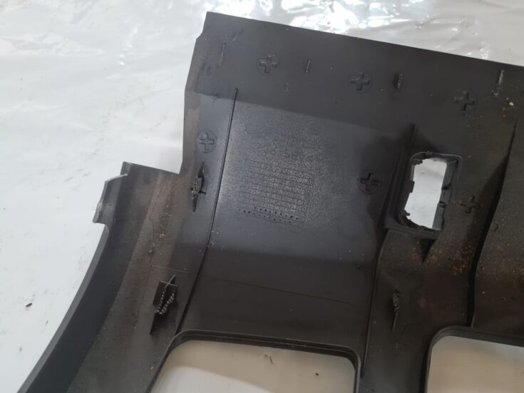 Mērinstrumentu paneļa apdare (zem stūres) priekš VW PASSAT 2004 UNIVERSAL GREY