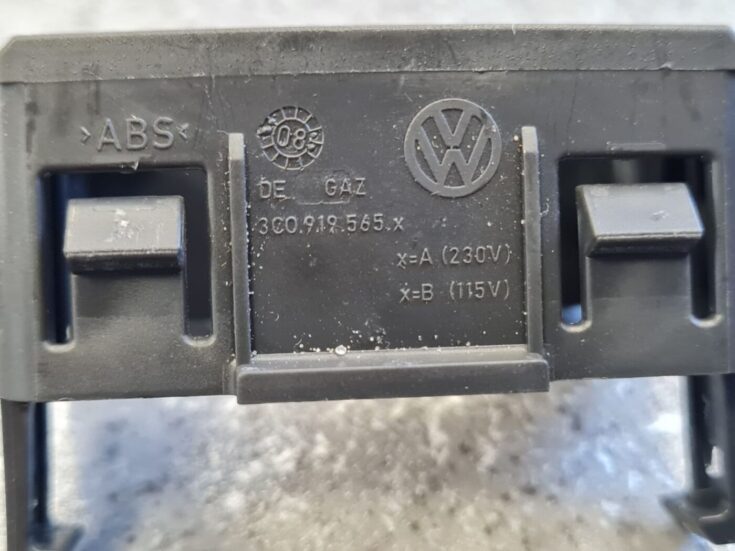 Salona plastmasa priekš VW PASSAT CC 2009