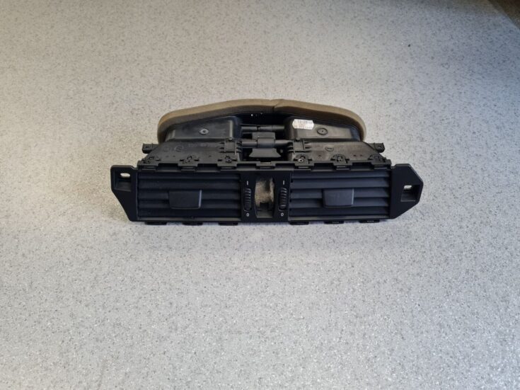 Mērinstrumentu paneļa gaisa vads, centrā priekš BMW 520D E60 2006 ENG.