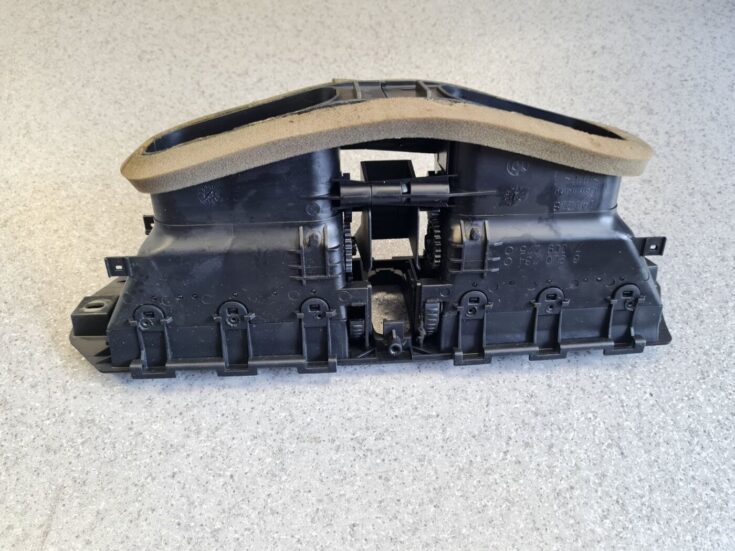 Mērinstrumentu paneļa gaisa vads, centrā priekš BMW 520D E60 2006 ENG.