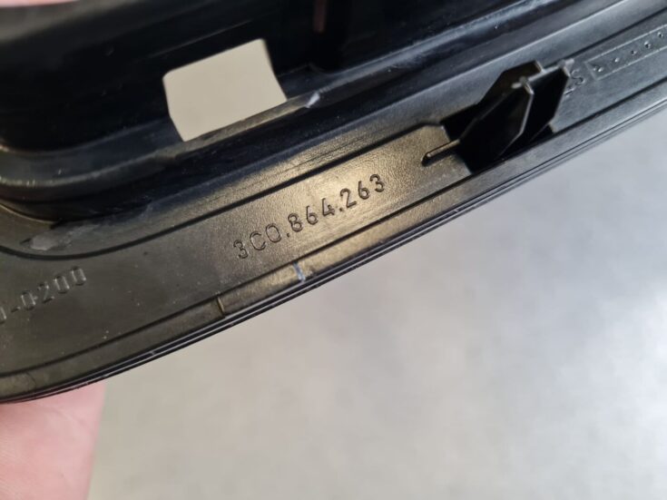 Dekoratīvs rāmis pārnesumu selektoram priekš VW PASSAT B6 2006 ANGL. UNIVERSAL