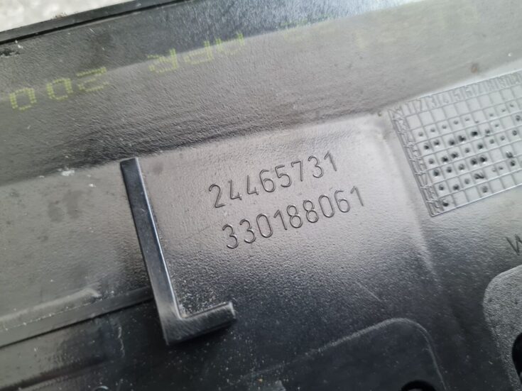 Mērinstrumentu paneļa gaisa vads, centrā priekš OPEL ASTRA H STATION WAGON 2009