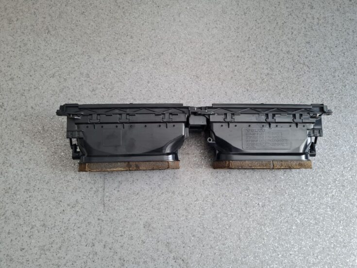 Mērinstrumentu paneļa gaisa vads, centrā priekš VOLVO V70 2010