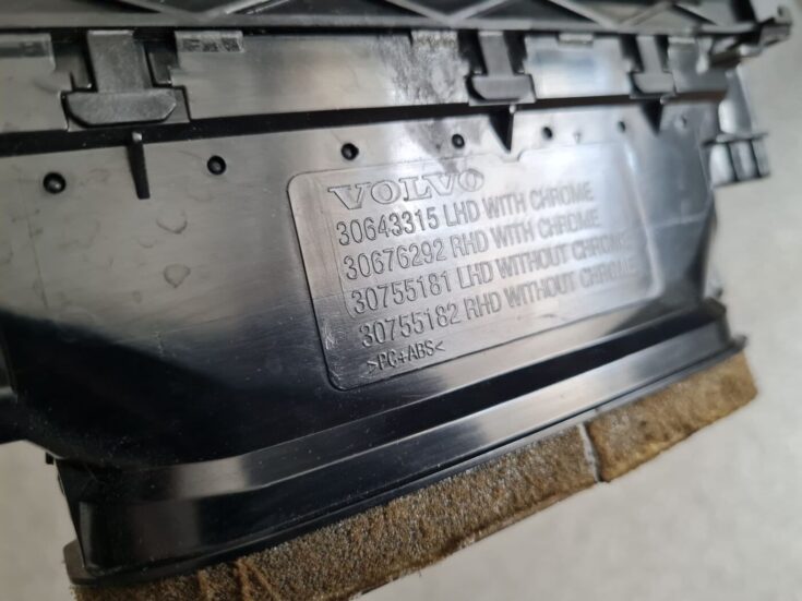 Mērinstrumentu paneļa gaisa vads, centrā priekš VOLVO V70 2010