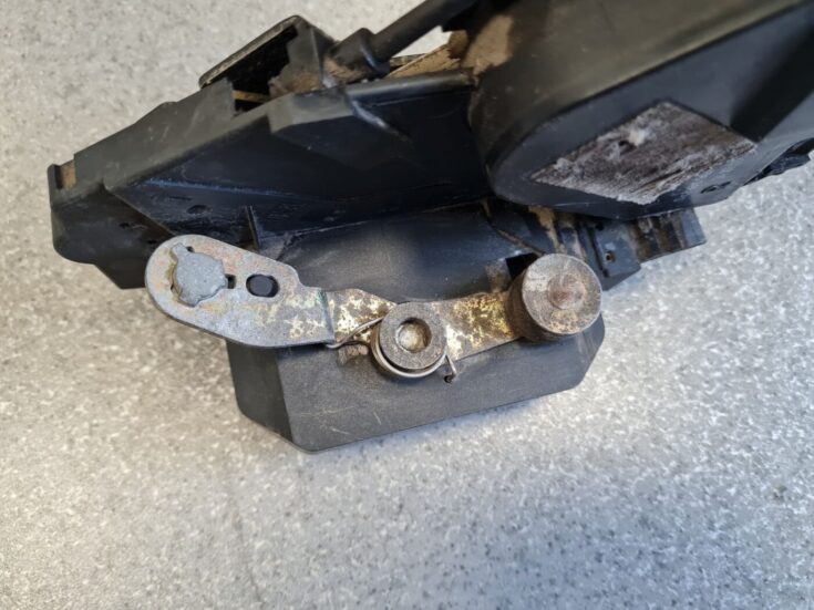 Aizmugurējo labo durvju slēdzene priekš VOLVO V70 1997