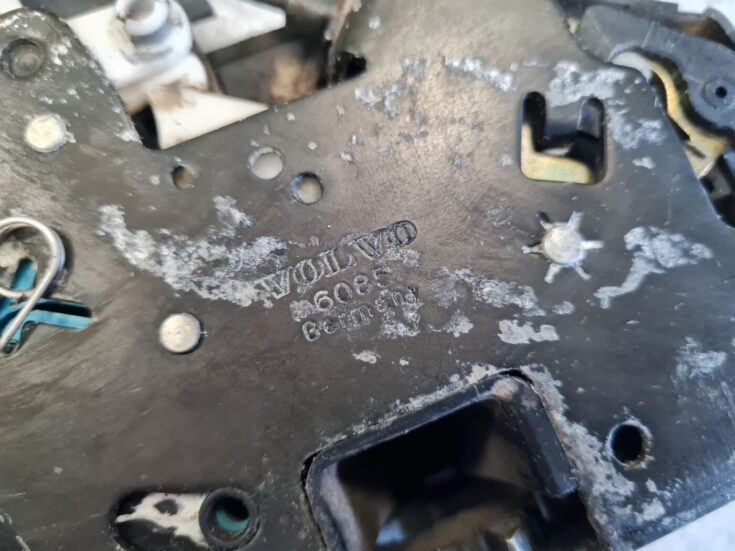 Aizmugurējo labo durvju slēdzene priekš VOLVO V70 1997