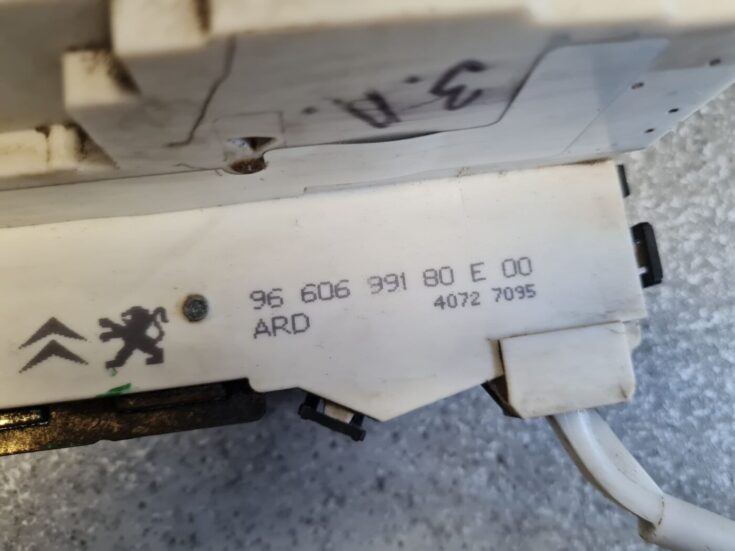 Aizmugurējo labo durvju slēdzene priekš PEUGEOT 407 2006
