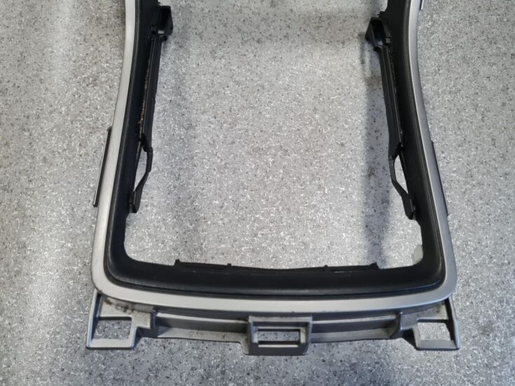 Centrālās konsoles dekoratīvais rāmis priekš MAZDA 6 2008